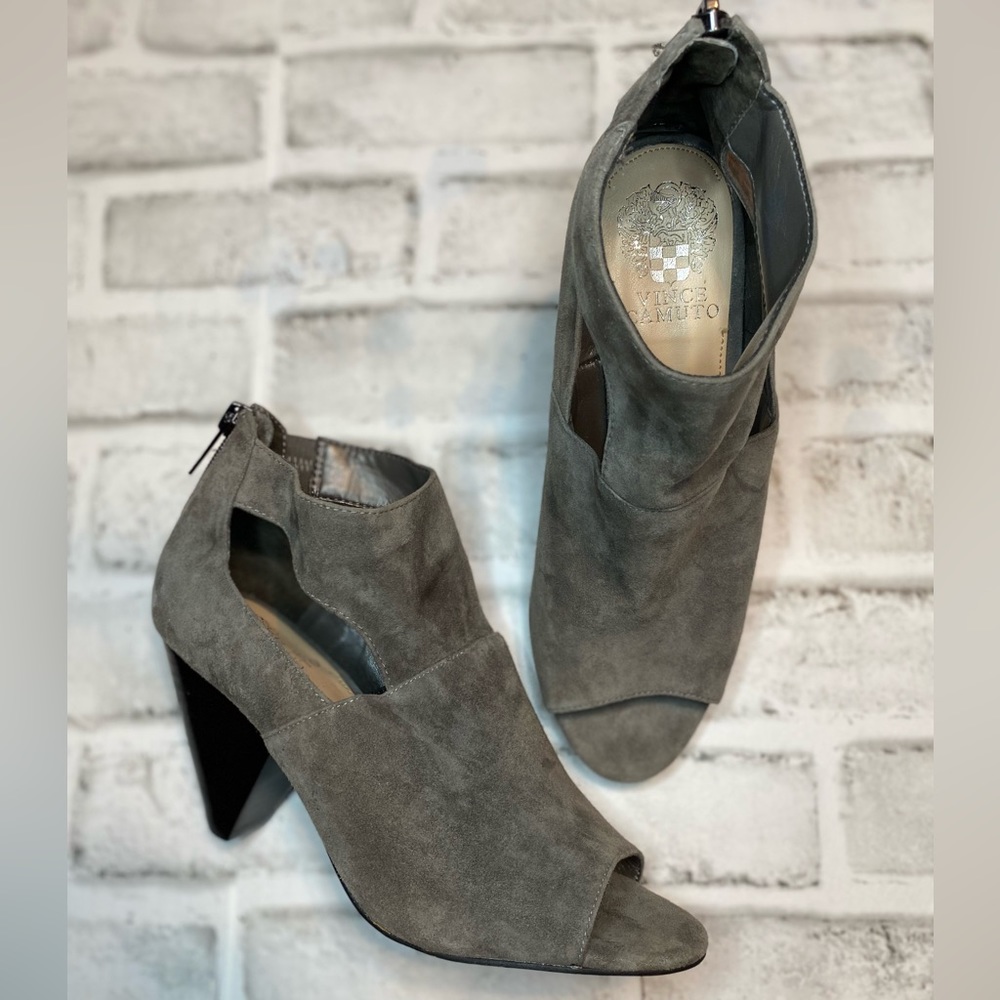Vince Camuto• Suede Cone Heeled Peep Toe Heels• Size 7